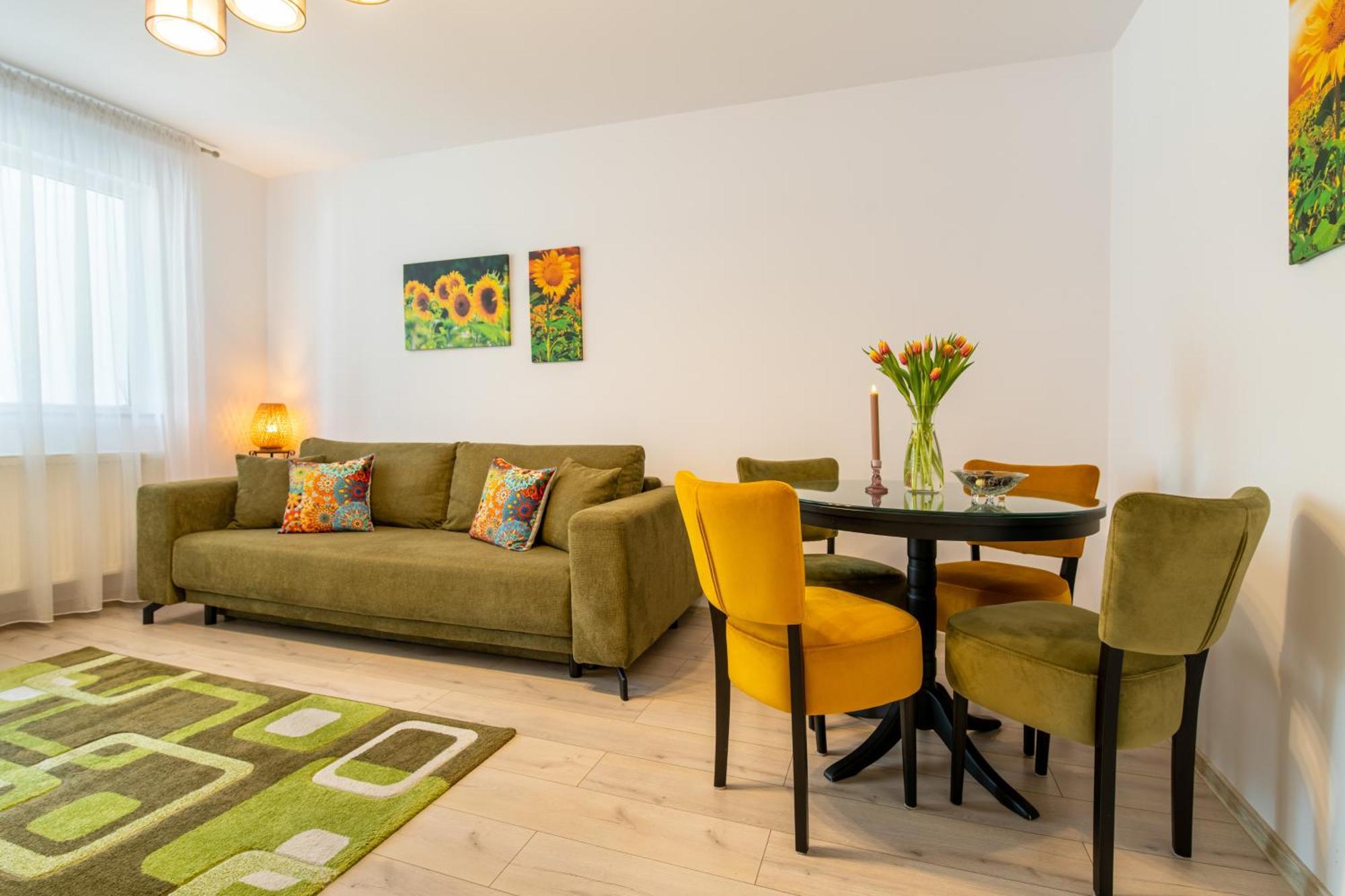 Springhome - Cozy Apartment With Balcony & Parking Brassó Kültér fotó