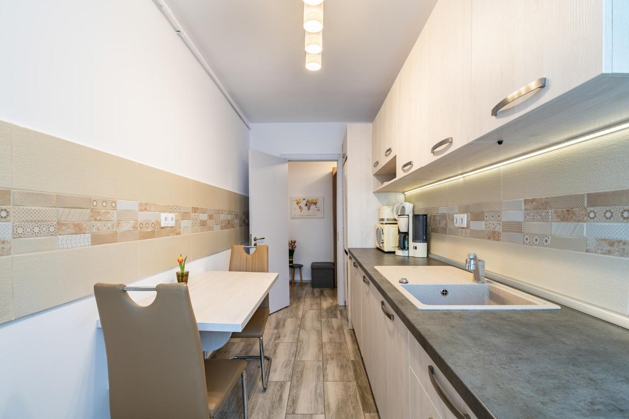 Springhome - Cozy Apartment With Balcony & Parking Brassó Kültér fotó